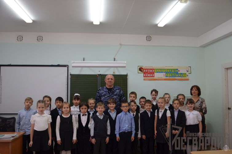 В Пензе офицер Росгвардии провел урок мужества для воспитанников общеобразовательной школы
