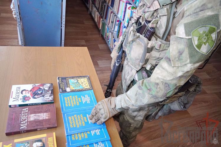 Росгвардейцы и военная контрразведка обнаружили в библиотеках ДНР более 300 экстремистских изданий