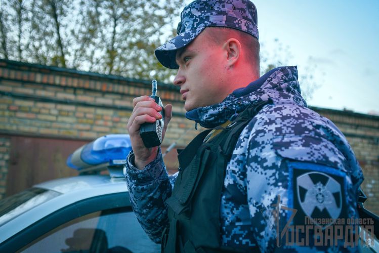 В Пензе сотрудники пресс-службы территориального управления Росгвардии показали работу бойцов вневедомственной охраны через объектив фотоаппарата