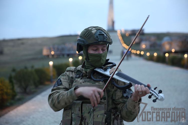 Скрипач из Росгвардии в зоне СВО записал музыкальное поздравление ко Дню матери