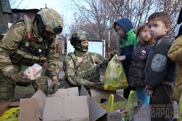 Росгвардейцы помогли многодетной семье из ДНР, чей дом уничтожила артиллерия ВСУ