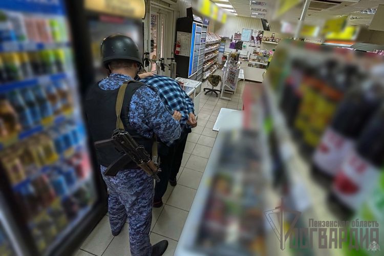 В Пензе сотрудники Росгвардии задержали дебошира, который разбил витрину в продуктовом магазине