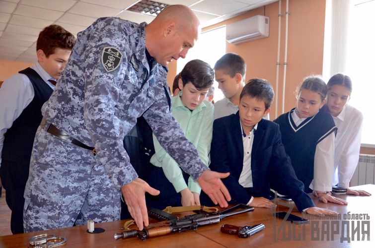 В Пензе ко Дню Рождения Михаила Калашникова сотрудники Росгвардии провели урок мужества для школьников