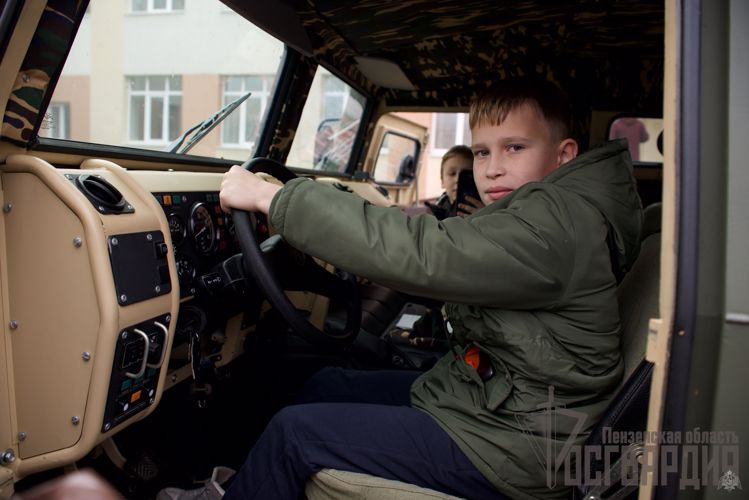 В Пензе сотрудники Росгвардии организовали праздник для детей ветеранов и участников СВО
