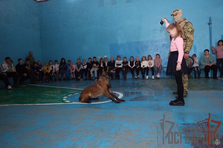 РОСГВАРДЕЙСКАЯ СЛУЖЕБНАЯ СОБАКА ПОКОРИЛА СЕРДЦА ДЕТЕЙ В ДНР (ВИДЕО)