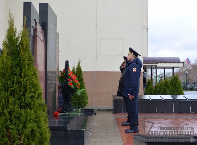 Руководство Управления Росгвардии по Пензенской области почтило память сослуживцев, погибших при исполнении служебного долга