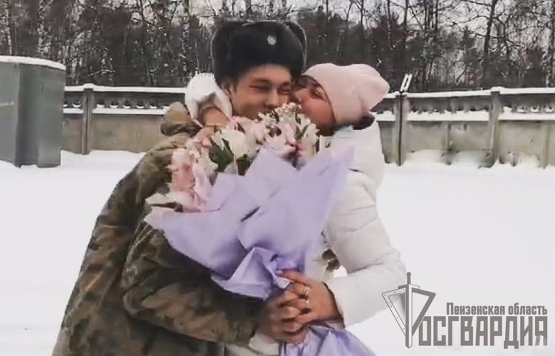 Цветами по случаю Дня матери порадовал свою маму военнослужащий Росгвардии в Пензенской области