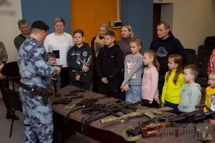 В Пензе сотрудники Росгвардии организовали праздник для детей ветеранов и участников СВО