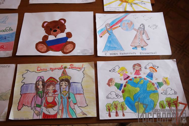 РОСГВАРДЕЙЦЫ В ДНР НАГРАДИЛИ ПОБЕДИТЕЛЕЙ КОНКУРСА ДЕТСКИХ РИСУНКОВ КО ДНЮ НАРОДНОГО ЕДИНСТВА