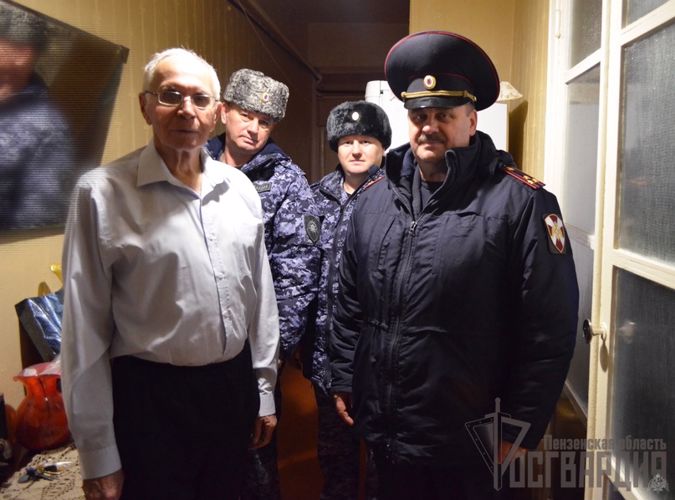 В Пензе сотрудники Росгвардии поздравили с юбилеем ветерана службы