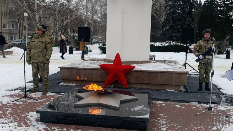 В Пензенской области военнослужащие Росгвардии возложили цветы к обелиску Победы