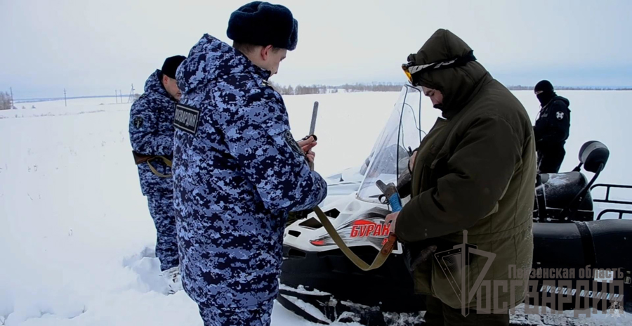В Пензенской области сотрудники Росгвардии в преддверии новогодних праздников напоминают владельцам оружия об основных требованиях к его хранению и ношению