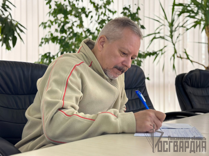 В гостях у «Молодого Ленинца» побывал офицер ОМОН «Страж» Управления Росгвардии по Пензенской области