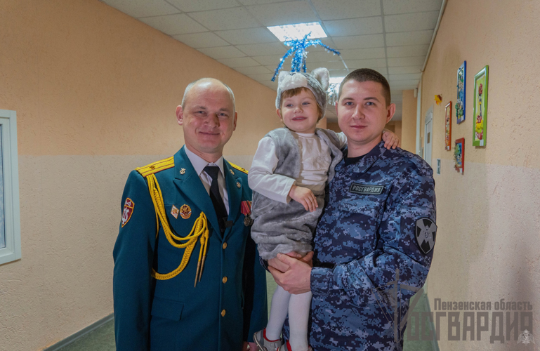 В Пензенской области росгвардейцы поздравили подопечных областного реабилитационного центра с Новым годом