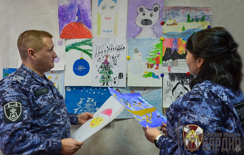 В Пензе росгвардейцы организовали выставку детских рисунков, посвященную Новому году