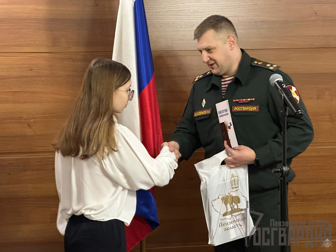 В День Конституции Российской Федерации представители Росгвардии вручили паспорта пензенским школьникам