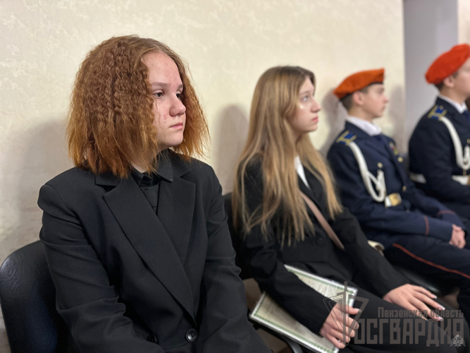 В День Конституции Российской Федерации представители Росгвардии вручили паспорта пензенским школьникам