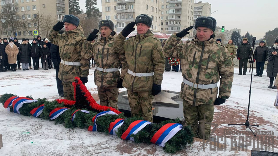 В Пензенской области военнослужащие Росгвардии возложили цветы к обелиску Победы