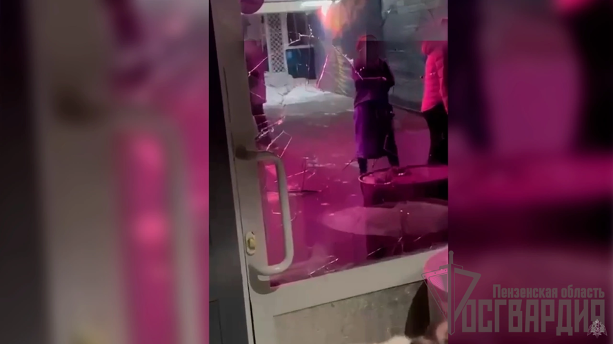 В Пензе росгвардейцы задержали пьяного мужчину, который разбил бутылкой входную дверь бара