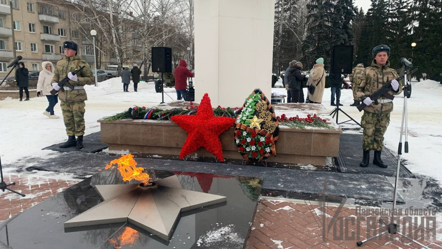 В Пензенской области военнослужащие Росгвардии возложили цветы к обелиску Победы