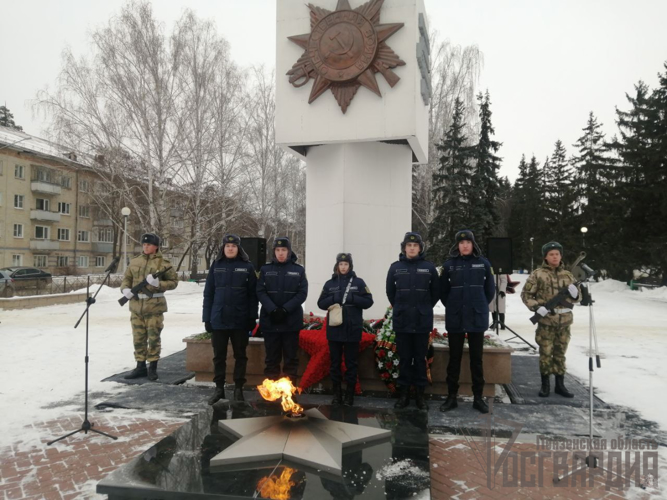 В Пензенской области военнослужащие Росгвардии возложили цветы к обелиску Победы