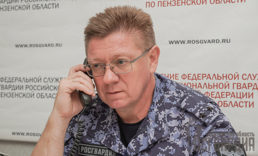 В Пензе офицер территориального Управления Росгвардии провел «прямую линию» по вопросам прохождения службы по контракту
