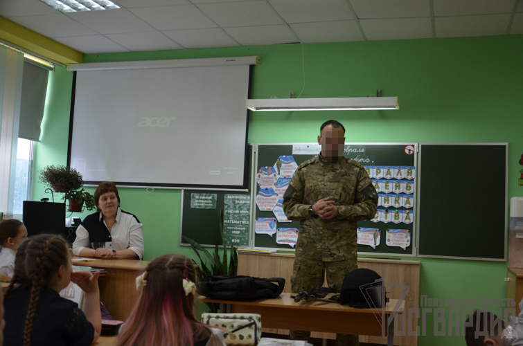 В Пензе в преддверии Дня защитника Отечества военнослужащий Росгвардии провел Урок мужества для школьников