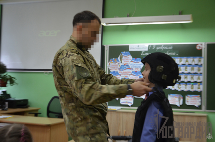 В Пензе в преддверии Дня защитника Отечества военнослужащий Росгвардии провел Урок мужества для школьников