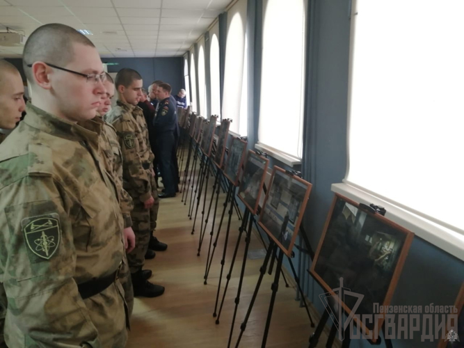 В Пензенской области военнослужащие Росгвардии посетили выставку «Своих не бросаем!»