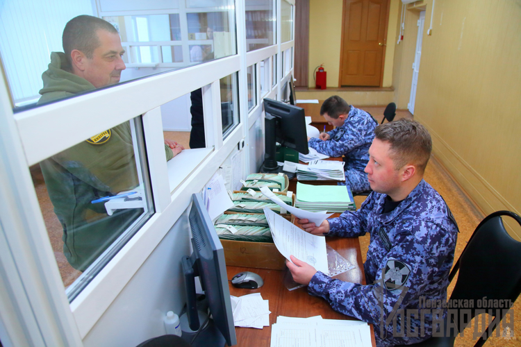  В канун юбилея службы в Пензе сотрудники лицензионно-разрешительной работы рассказали журналистам о своей работе