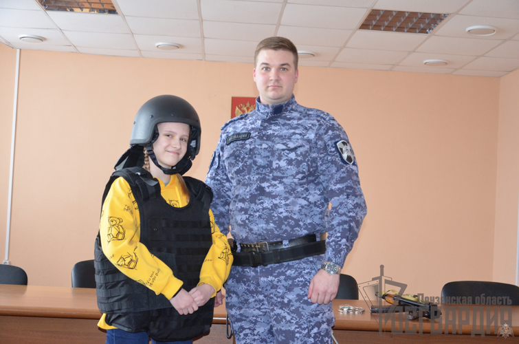 В Пензе юный корреспондент побывал в гостях у вневедомственной охраны Росгвардии