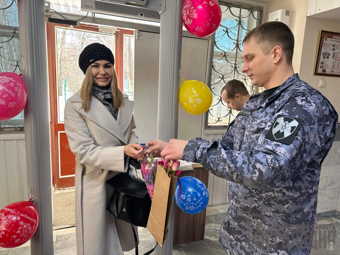 Праздничное настроение для представительниц прекрасного пола создали в Управлении Росгвардии по Пензенской области
