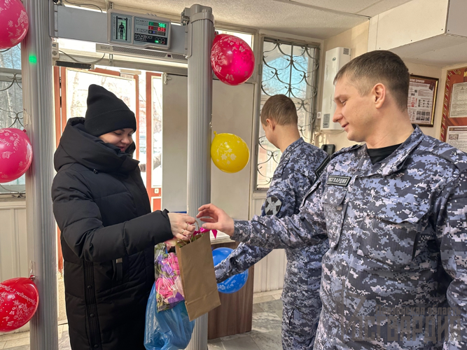 Праздничное настроение для представительниц прекрасного пола создали в Управлении Росгвардии по Пензенской области