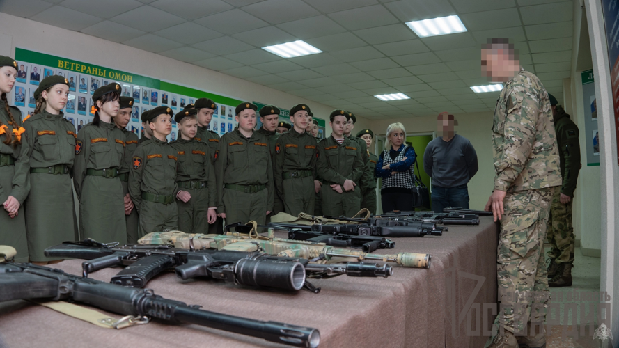 В Пензе кадеты подшефного класса Росгвардии посетили с экскурсией отряд мобильного особого назначения