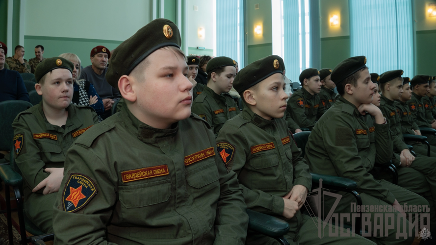 В Пензе кадеты подшефного класса Росгвардии посетили с экскурсией отряд мобильного особого назначения