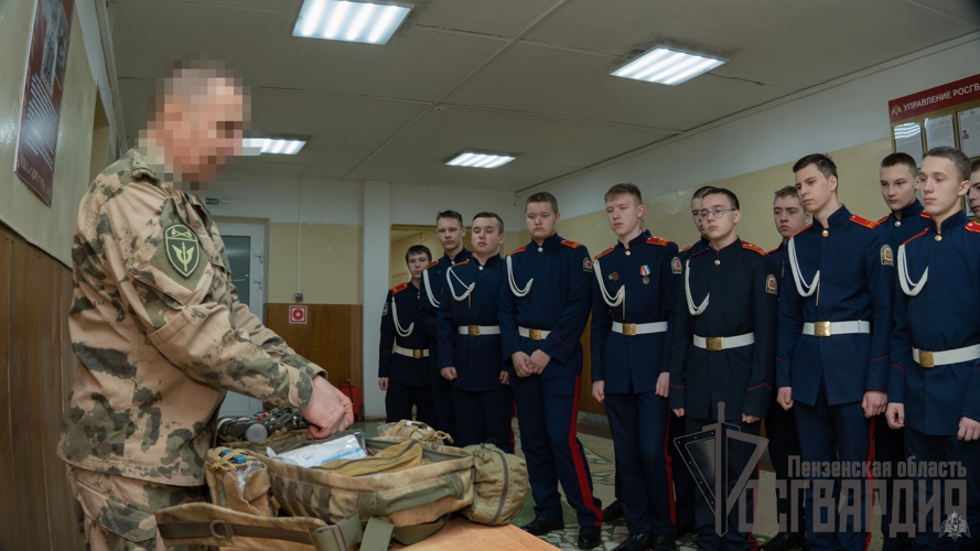 В Пензе сотрудники ОМОН провели для школьников День открытых дверей