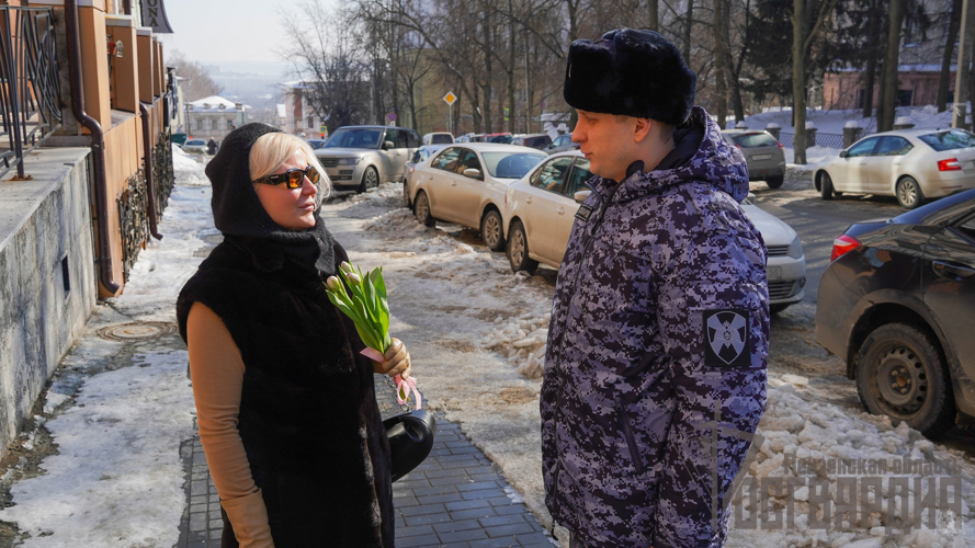 В Пензе росгвардейцы вручили женщинам цветы по случаю 8 Марта
