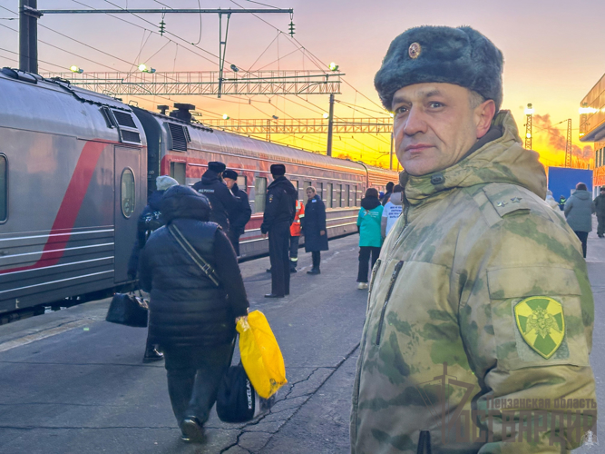 В Пензе личный состав Росгвардии обеспечил правопорядок во время встречи поезда с детьми из Белгородской области