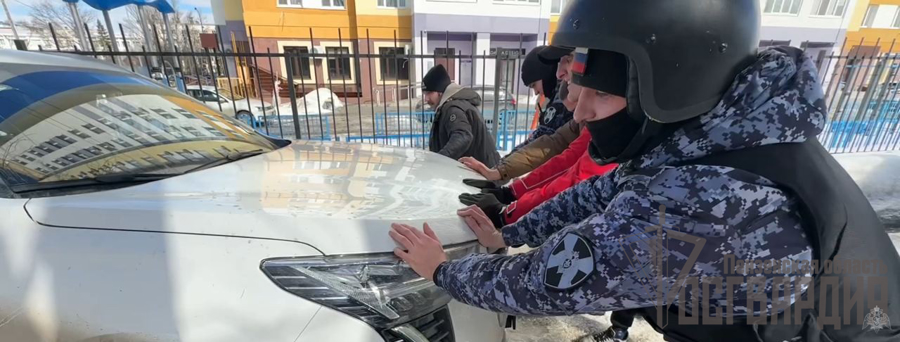 В Пензе росгвардейцы помогли девушке вытащить машину из снега (видео)