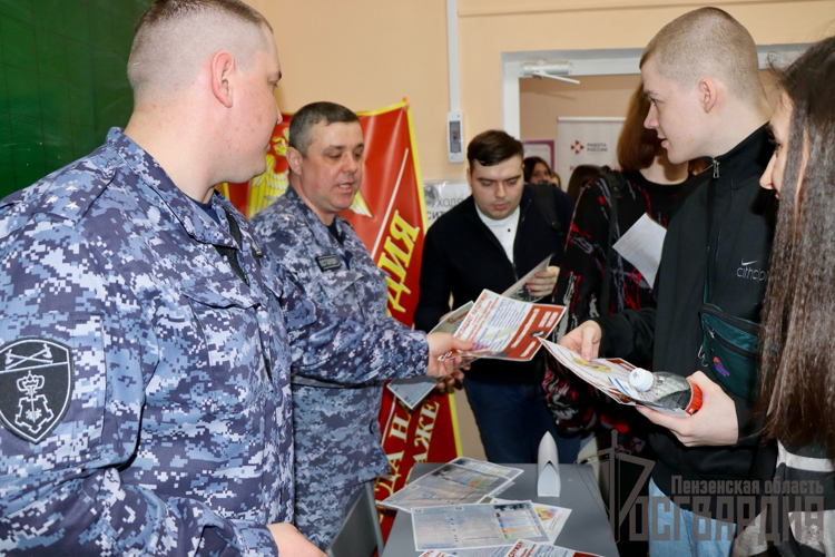 В Пензе росгвардейцы рассказали о приёме на службу на Ярмарке вакансий