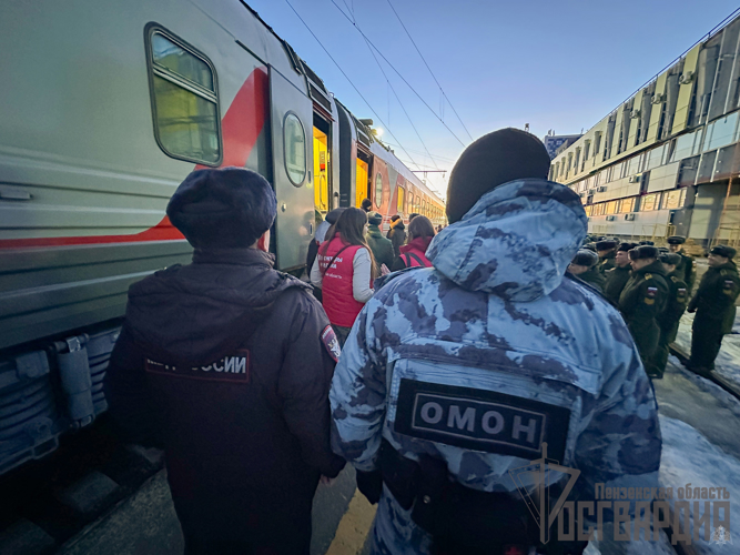 В Пензе личный состав Росгвардии обеспечил правопорядок во время встречи поезда с детьми из Белгородской области