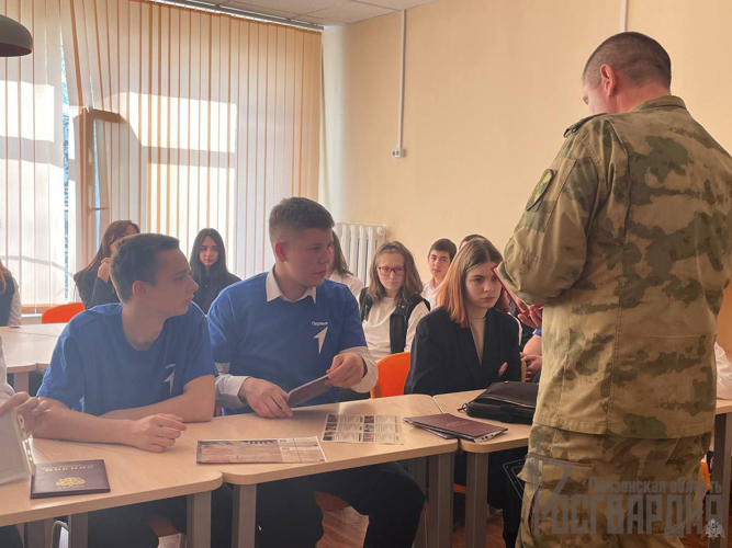 В Пензе представитель Росгвардии встретился с учениками выпускных классов