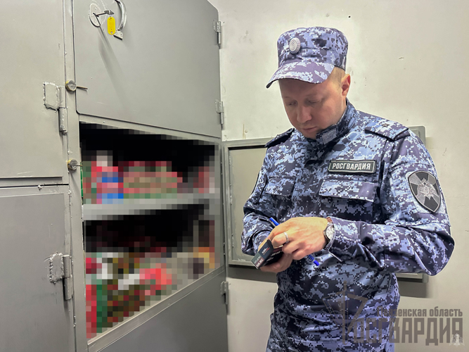 Сотрудники Росгвардии проверяют оружейные магазины в Пензенской области