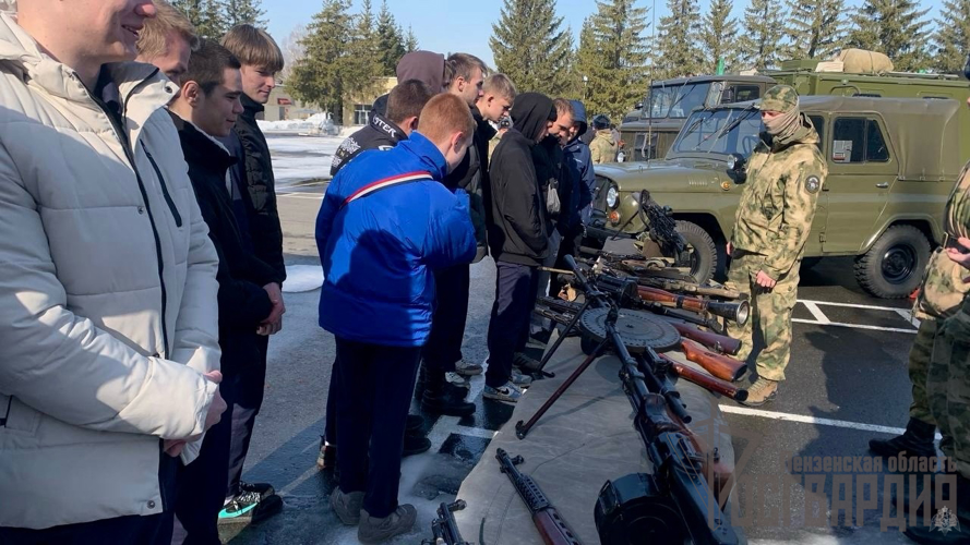 В Пензенской области военнослужащие Росгвардии организовали для школьников День открытых дверей