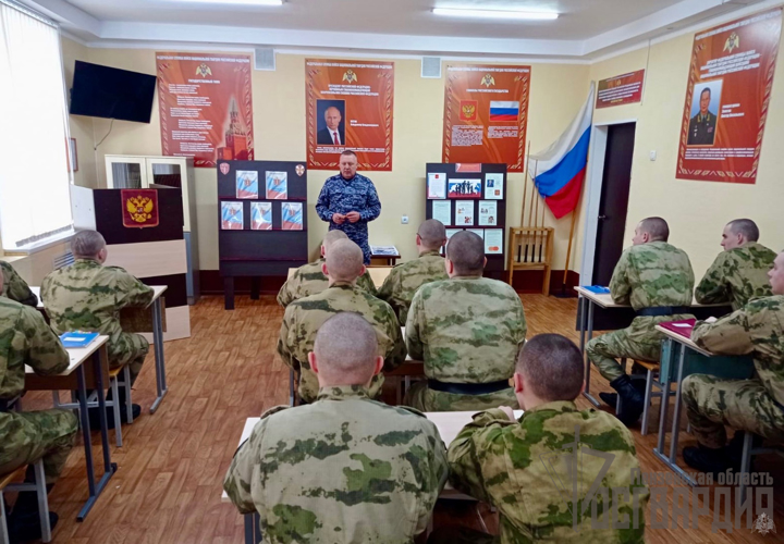 В Пензенской области представители вневедомственной охраны Росгвардии встретились с военнослужащими по призыву