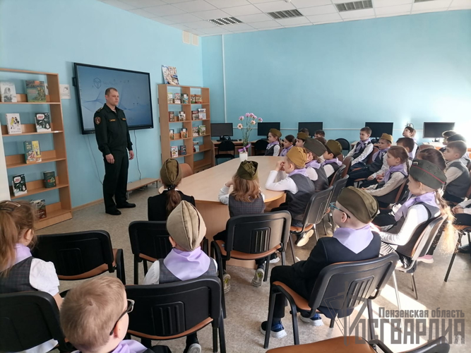В Пензе сотрудники Росгвардии провели урок мужества для воспитанников общеобразовательной школы