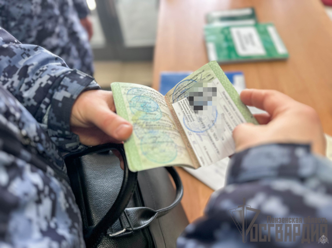 Телесюжет ТРК "Экспресс": В Пензе сотрудники центра лицензионно-разрешительной работы управления Росгвардии проверили ЧОПы (видео)