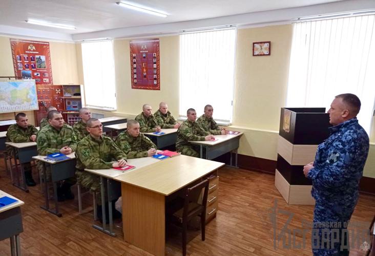 В Пензенской области представители вневедомственной охраны Росгвардии встретились с военнослужащими по призыву