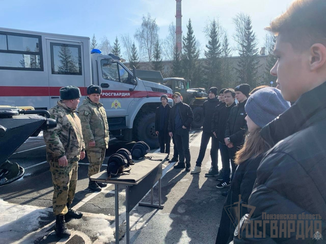 В Пензенской области военнослужащие Росгвардии организовали для школьников День открытых дверей