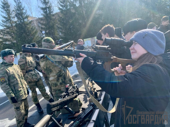 В Пензенской области военнослужащие Росгвардии организовали для школьников День открытых дверей